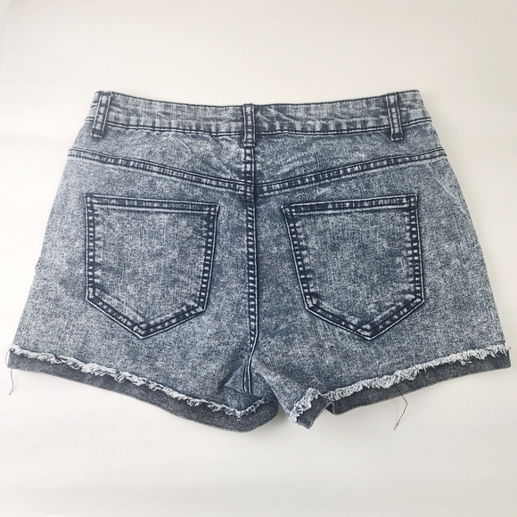 Celebrity Pink Size 11 Black Acid Wash Rolled Hem Shorts - Picture 2 of 4